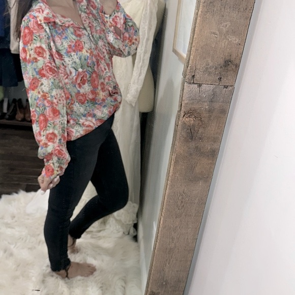 Eesome Red and White floral Long Sleeve Notched Collar Blouse size small - Picture 4 of 7